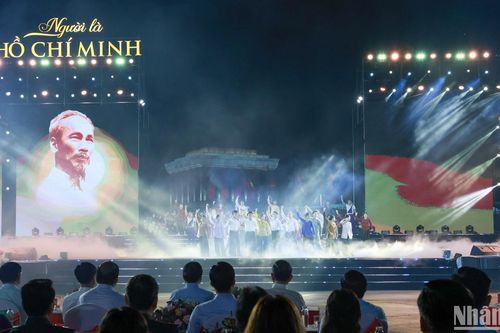 Các đồng chí lãnh đạo Đảng, Nhà nước dự Chương trình nghệ thuật đặc biệt 'Người là Hồ Chí Minh'