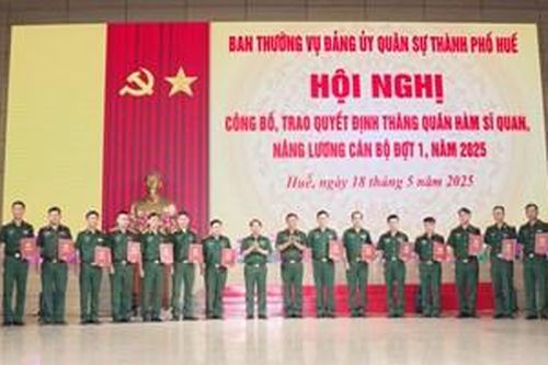 Thăng quân hàm sĩ quan và nâng lương cho 105 cán bộ