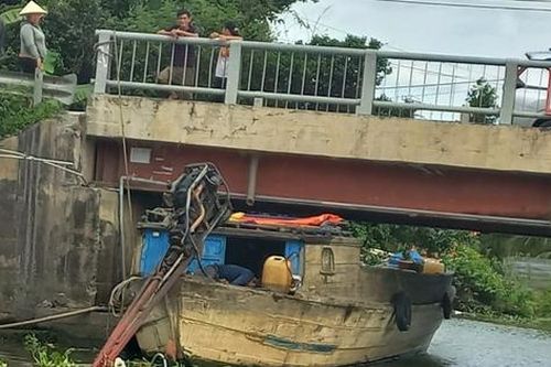 Long An: Va vào dầm cầu, người đàn ông chạy ghe bầu tử vong