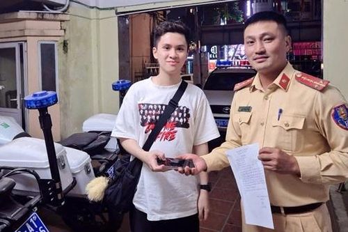 Đi đường nhặt được điện thoại, giao lại cho CSGT tìm người đánh rơi