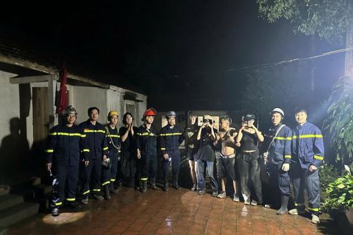 Cảnh sát PCCC & CNCH Công an TP Hà Nội giải cứu nhóm người mắc kẹt tại núi Hàm Lợn