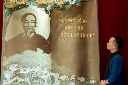 Kể chuyện Bác Hồ bằng điêu khắc ánh sáng