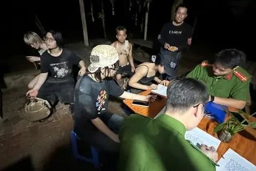 Giải cứu 5 người đi lạc trong núi Hàm Lợn, Sóc Sơn