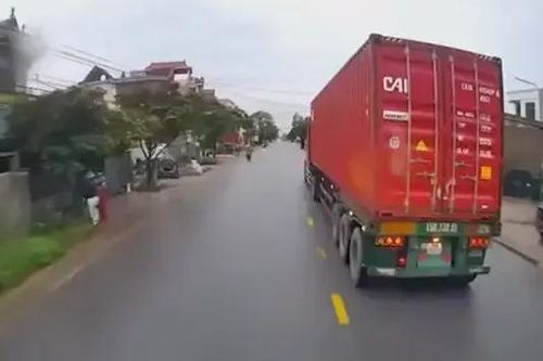 Xe container tạt ngang gây nguy hiểm cho người đi đường