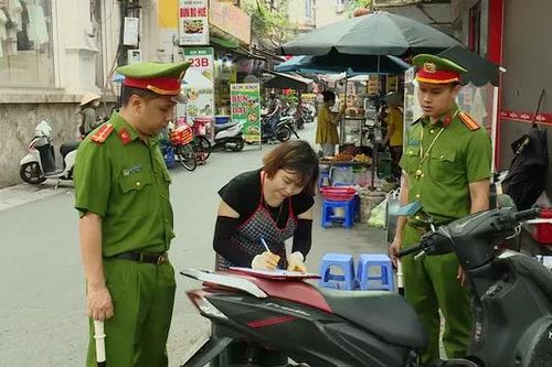 Xử phạt hành vi đỗ xe máy chiếm lòng đường