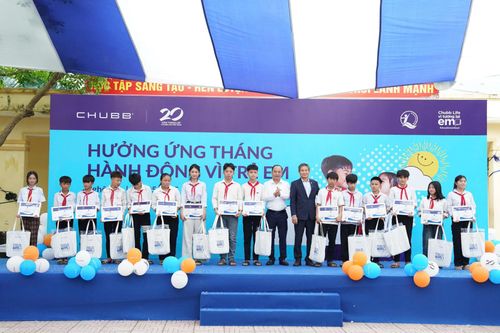 Trao tặng học bổng và quà cho học sinh Nghệ An