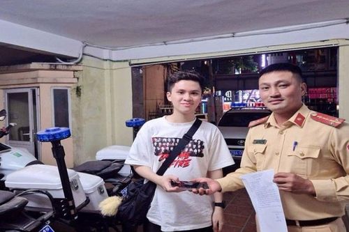 Nhặt được chiếc điện thoại giá trị hàng chục triệu đồng, người phụ nữ đã tin tưởng giao lại cho Cảnh sát giao thông