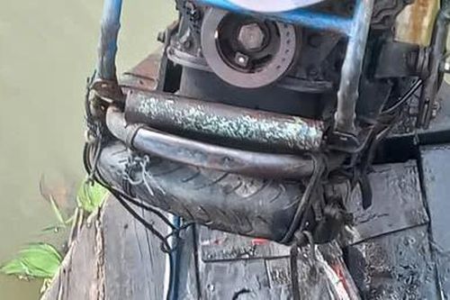 Hy hữu tài công va đập vào dầm cầu tử vong khi đang điều khiển ghe bầu