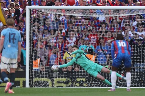Người cũ Man Utd khiến Man City trắng tay
