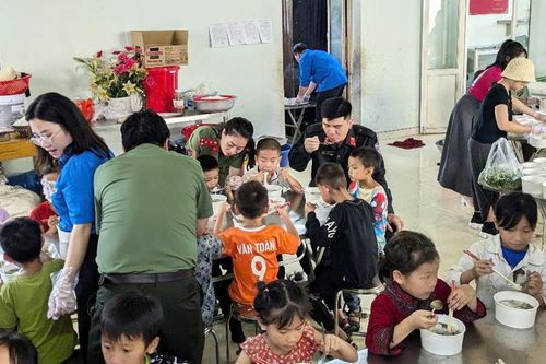 Phở Hà Nội 'xịn' đến với trẻ em vùng cao