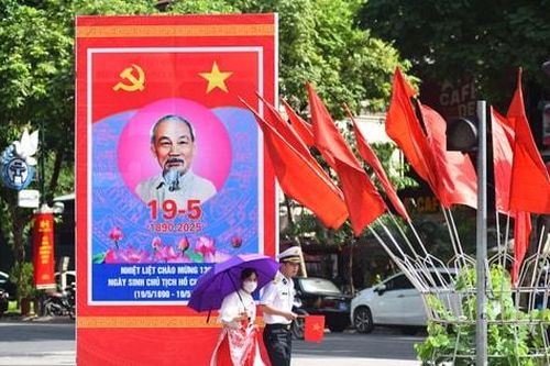 Khắp phố phường cờ hoa rực rỡ mừng sinh nhật Bác