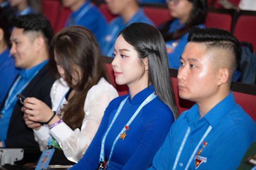 Hoa hậu Thanh Thủy vinh dự nhận huy hiệu 'Thanh niên tiên tiến làm theo lời Bác'