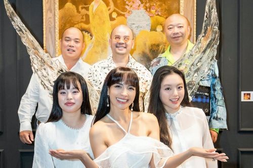 Dàn 'sao' Việt và Hoa hậu quốc tế đổ bộ triển lãm 'thiên đường nghệ thuật băng đảo'