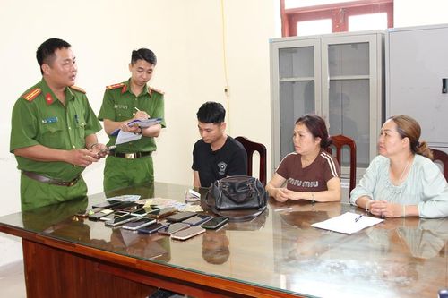 Bắt nhóm dàn cảnh móc túi trộm cắp 19 chiếc điện thoại