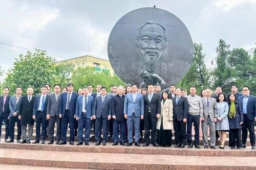 Đoàn công tác Công an Hà Nội dâng hoa tại Quảng trường Hồ Chí Minh ở TP Mát-xcơ-va, Liên bang Nga