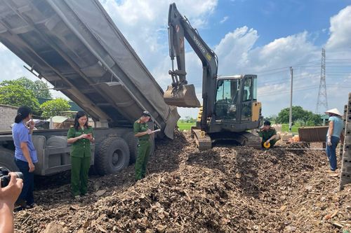 Phát hiện các đối tượng đổ chất thải công nghiệp ra môi trường