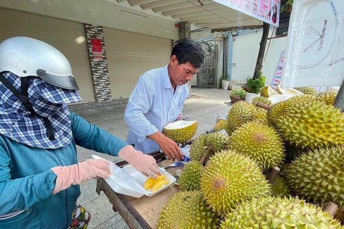 Trái cây giá rẻ bán đầy vỉa hè TP Hồ Chí Minh