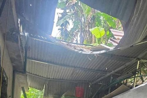 Yên Bái: Đá tảng rơi từ trên núi, lăn trúng nhà dân