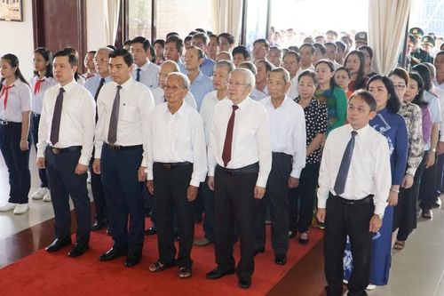 Lãnh đạo tỉnh Bình Thuận viếng Bảo tàng Hồ Chí Minh