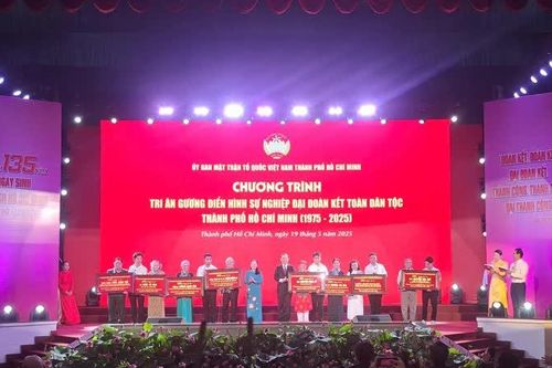 Ủy ban Mặt trận Tổ quốc Việt Nam TP Hồ Chí Minh đón nhận danh hiệu Anh hùng Lao động