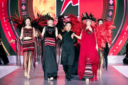 Sắc màu Tây Nguyên qua nghệ thuật móc len thủ công