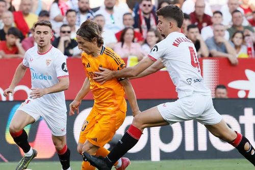 Barcelona sảy chân, Real Madrid thắng muộn