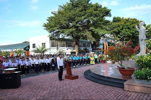 Trường Đại học TDTT TP.HCM dâng hoa kỷ niệm 135 năm Ngày sinh Chủ tịch Hồ Chí Minh
