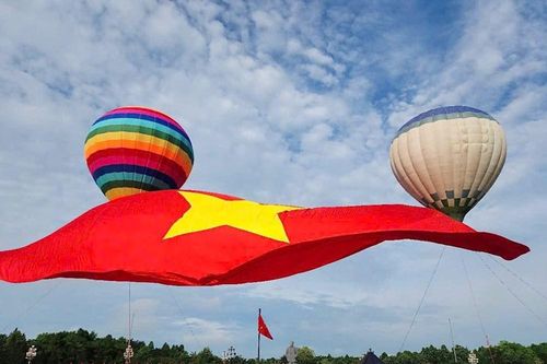 Trang trọng Lễ chào cờ và bay đại kỳ Tổ quốc kỷ niệm 135 năm Ngày sinh Chủ tịch Hồ Chí Minh