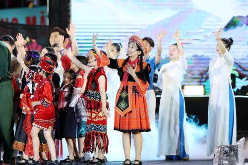 Ca sĩ nhí Thục Trang Sachi trong đêm nhạc sinh nhật Bác