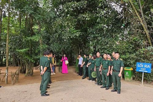 Lắng đọng những xúc cảm thiêng liêng trên quê Bác