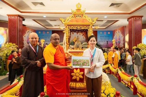 Tặng 10 ngàn bản in tranh 'Liên hoa tịnh cảnh' và trưng bày bên Xá lợi đức Phật