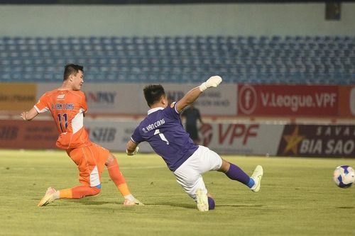 V-League 'nín thở qua đò'