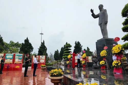 Viếng Bác trên đảo tiền tiêu Cô Tô