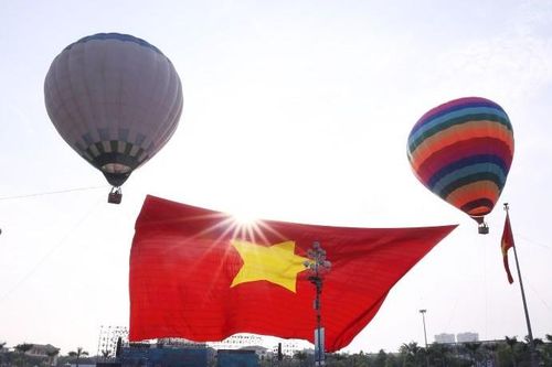 Xúc động Lễ chào cờ và bay Đại kỳ Tổ quốc nhân kỷ niệm 135 năm Ngày sinh Chủ tịch Hồ Chí Minh