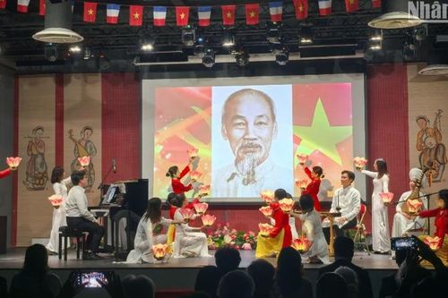 Chương trình nghệ thuật 'Nhớ Bác' tại Pháp