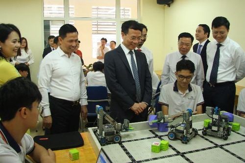 Trường trung học phổ thông chuyên Đại học Sư phạm Hà Nội đạt chuẩn Quốc gia mức độ 2