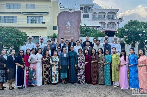 Cộng đồng người Việt Nam tại Lào tưởng nhớ Chủ tịch Hồ Chí Minh