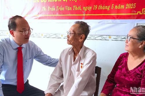 Cà Mau trao hơn 300 Huy hiệu Đảng nhân dịp sinh nhật Bác
