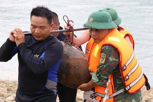 Phát hiện lượng bom, đạn lớn gần cầu Hòa Bình