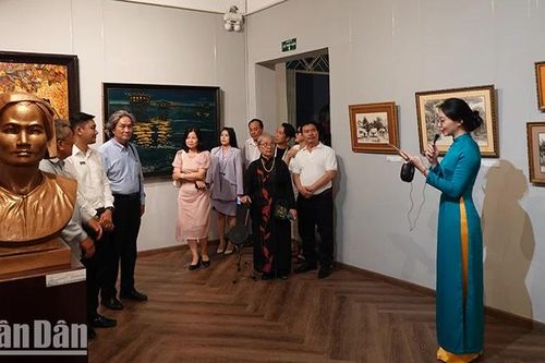 Khai mạc trưng bày 'Kể chuyện sau ngày thống nhất'