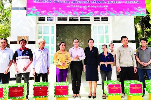 Chăm lo cho người nghèo thoát nghèo