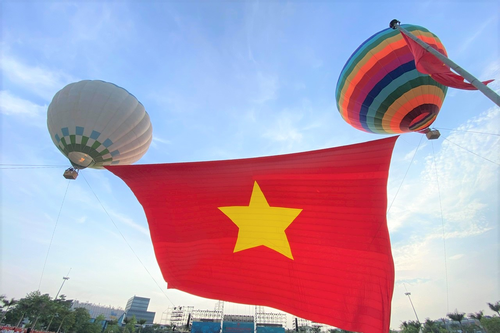 Nghệ An: Trang nghiêm Lễ chào cờ và bay Đại kỳ Tổ quốc tại Quảng trường Hồ Chí Minh