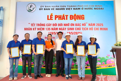 Đại biểu người Việt Nam ở nước ngoài tổ chức Lễ phát động 'Tết trồng cây đời đời nhớ ơn Bác Hồ'