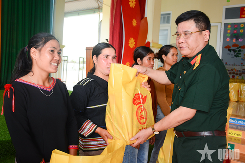 Công ty 74 (Binh đoàn 15) trao 1.460 suất quà tặng công nhân, người lao động