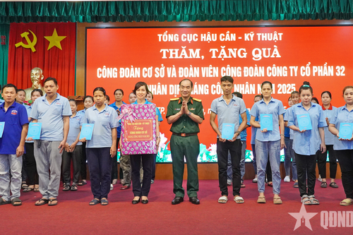 Tổng cục Hậu cần - Kỹ thuật thăm, tặng quà người lao động Công ty Cổ phần 32