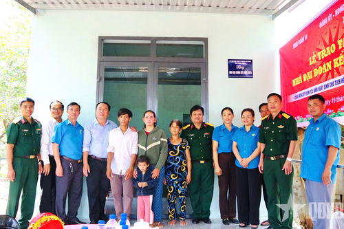 Binh đoàn 16 trao nhà đại đoàn kết cho 2 hộ dân xã Đồng Tâm