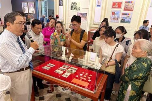 Trưng bày hơn 200 tem và bưu ảnh về Chủ tịch Hồ Chí Minh