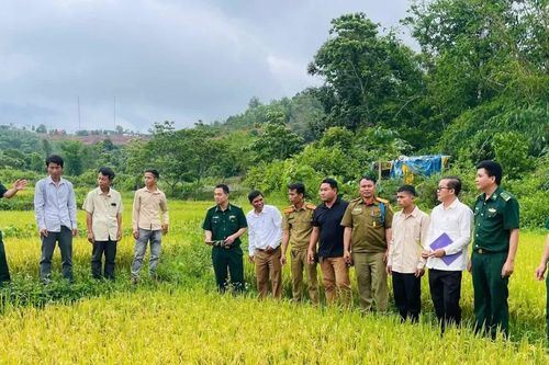 Trao lúa giống tặng người dân biên giới nước bạn Lào