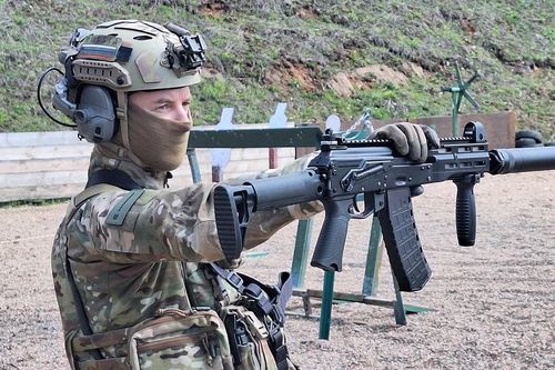 Thực tế khắc nghiệt ở Ukraine giúp AK-12 Nga mạnh mẽ hơn