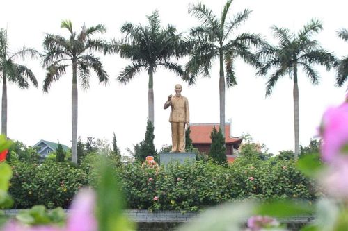 Vẫn còn đó dấu chân Người giữa lòng Thành Sen